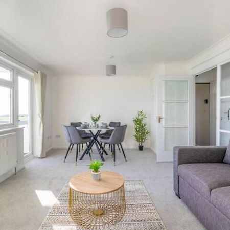 Large Sea View 2 Bedroom Sleeps 6 - Free Parking Bournemouth Kültér fotó