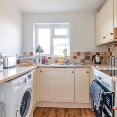 Large Sea View 2 Bedroom Sleeps 6 - Free Parking Bournemouth Kültér fotó