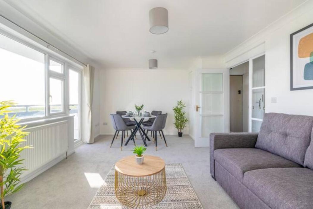 Large Sea View 2 Bedroom Sleeps 6 - Free Parking Bournemouth Kültér fotó