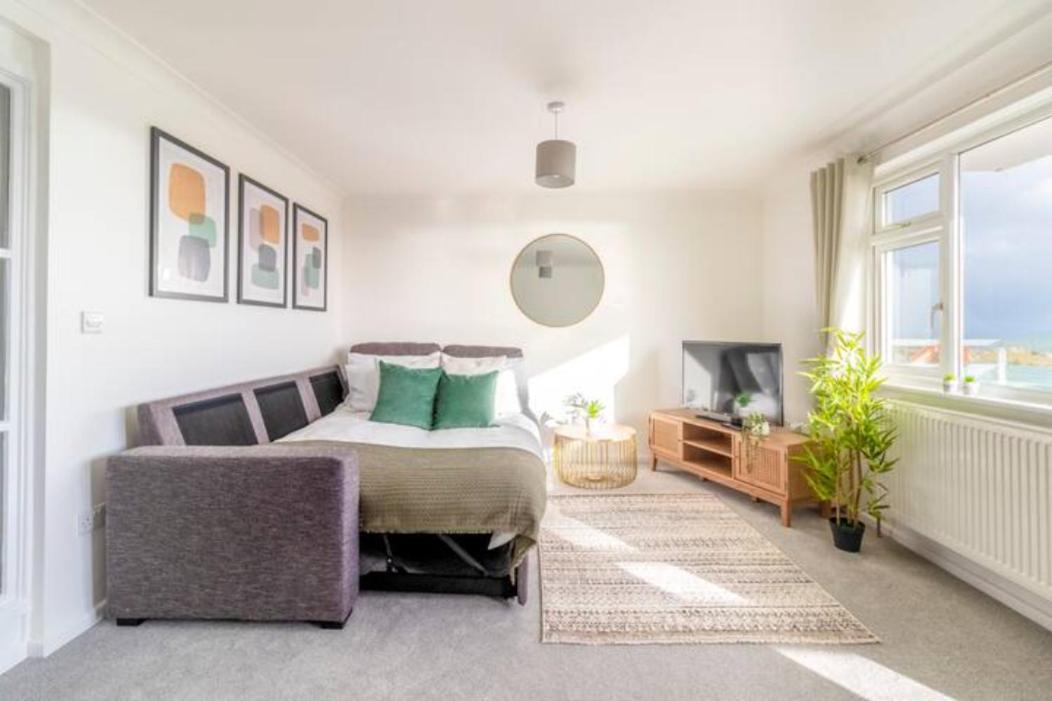 Large Sea View 2 Bedroom Sleeps 6 - Free Parking Bournemouth Kültér fotó
