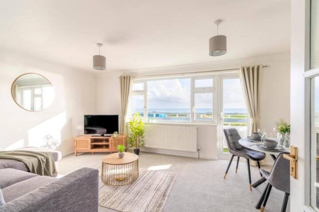 Large Sea View 2 Bedroom Sleeps 6 - Free Parking Bournemouth Kültér fotó