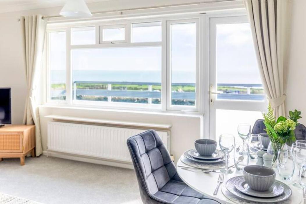 Large Sea View 2 Bedroom Sleeps 6 - Free Parking Bournemouth Kültér fotó