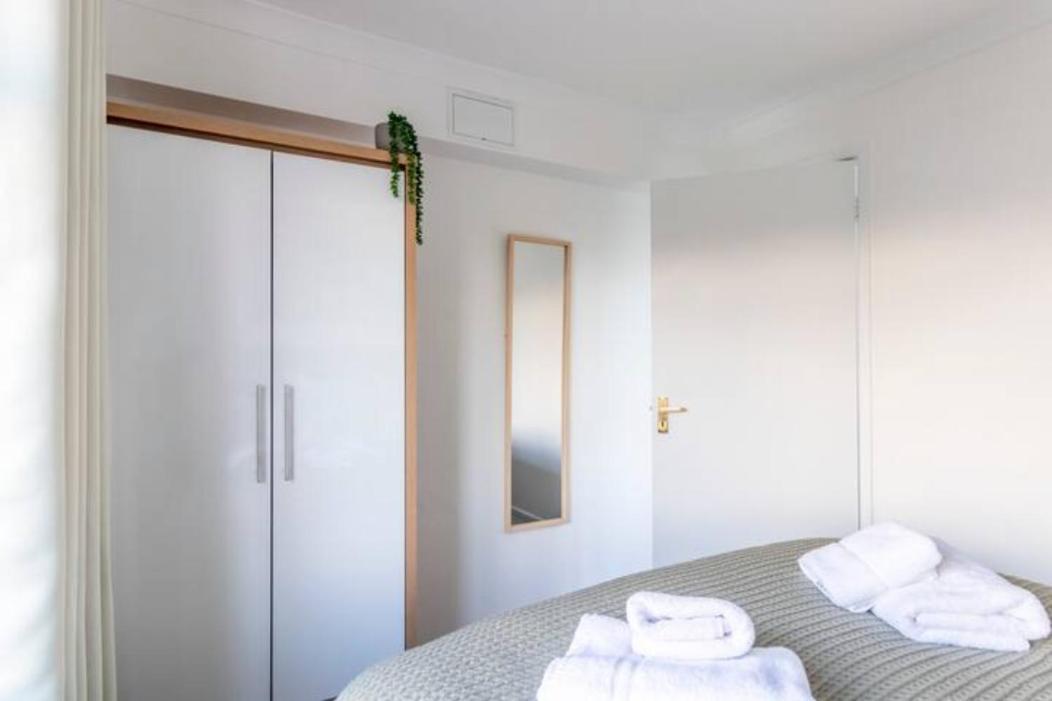 Large Sea View 2 Bedroom Sleeps 6 - Free Parking Bournemouth Kültér fotó