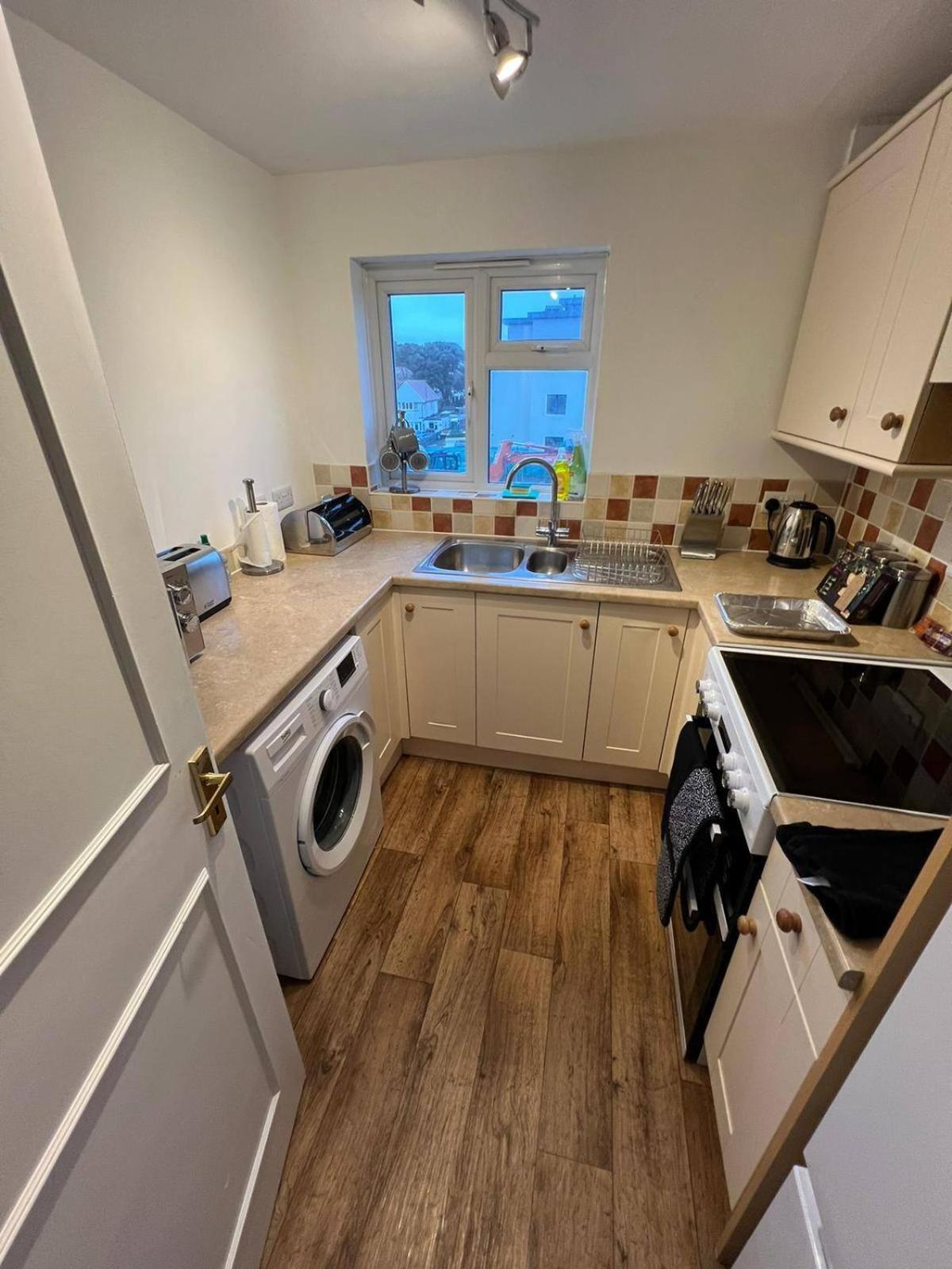 Large Sea View 2 Bedroom Sleeps 6 - Free Parking Bournemouth Kültér fotó